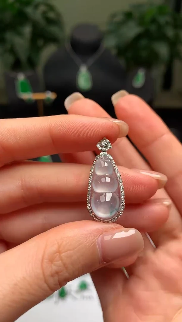 颈饰18K金镶嵌翡翠福豆