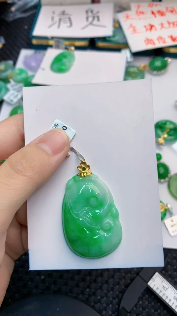 翡翠18K金镶嵌颈饰             8