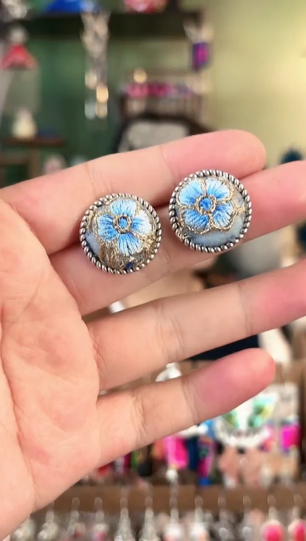 彩云南阁非遗老绣饰品635