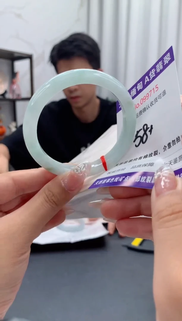 未镶嵌手镯翡翠有纹，完美者勿拍