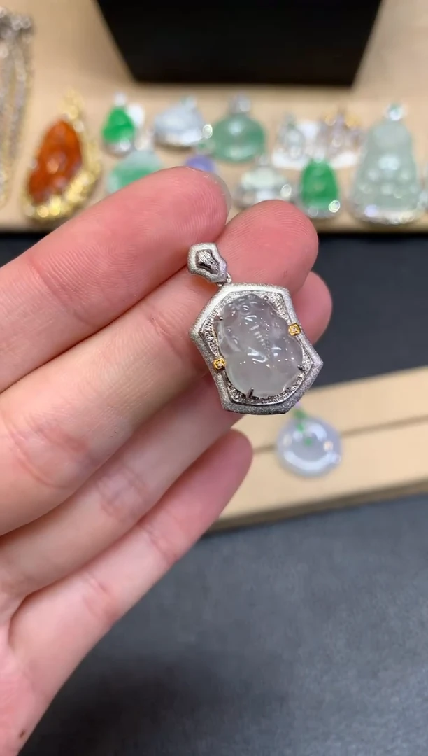 【闪购商品】翡翠颈饰18K金镶嵌貔貅【无服务费】