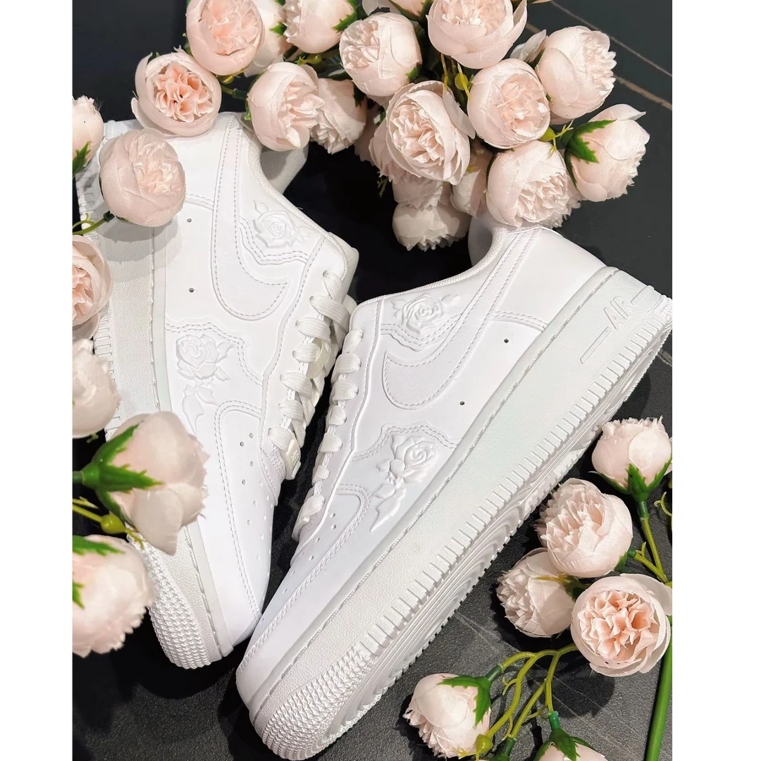 Nike 女款纯白空军一号巴洛克雕花板鞋HF2016100