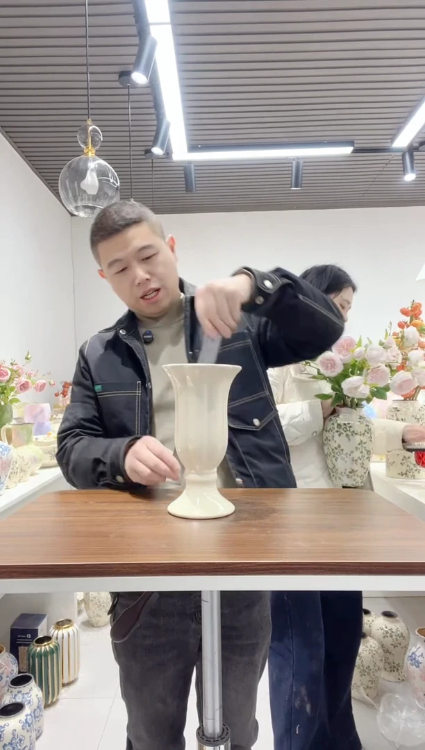 尾货清仓喇叭口奶黄色