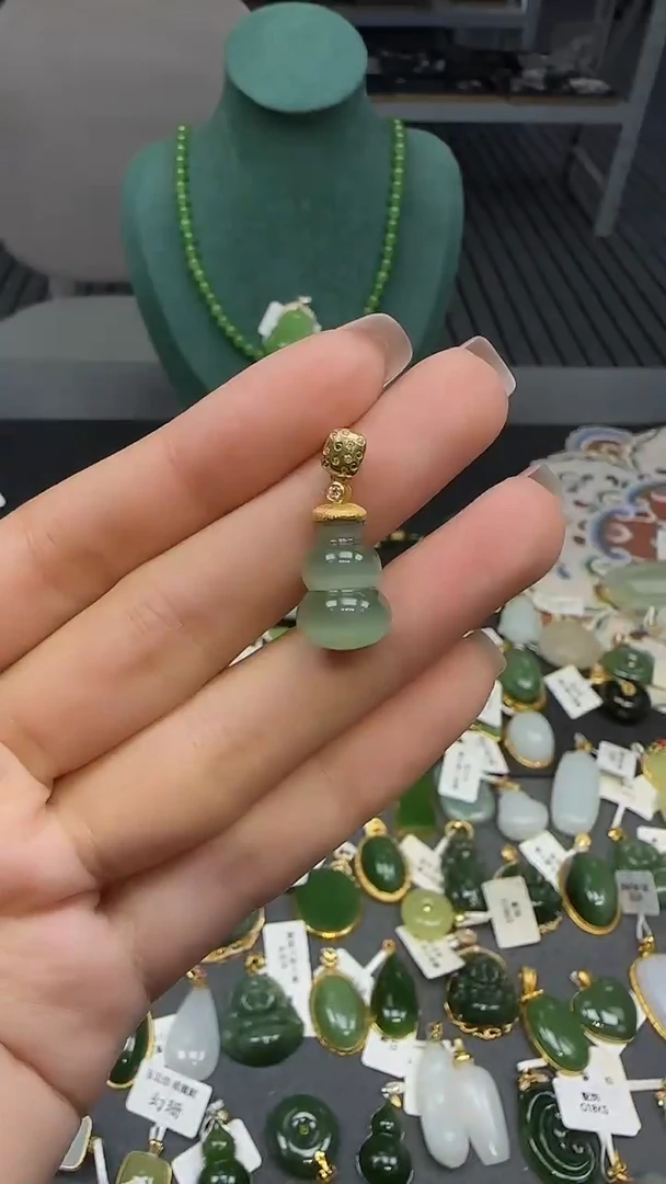 18K金镶嵌和田玉挂件1