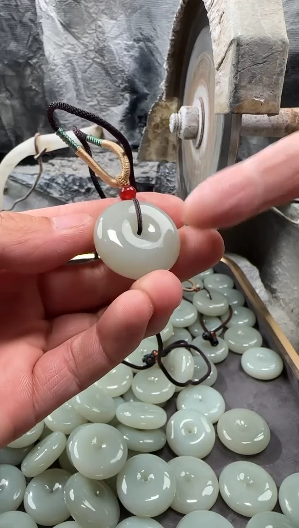 颈饰未镶嵌和田玉吊坠