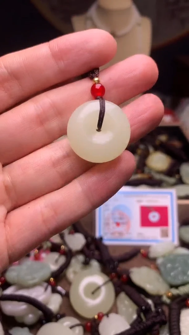 玉新疆料青海料清水吊坠