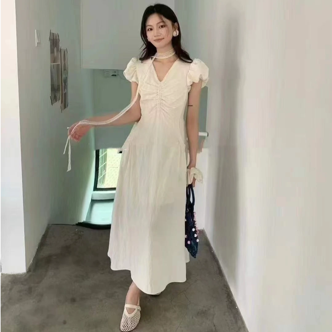 2025夏季新款法式别致时尚气质泡泡袖连衣裙女收腰显瘦V领长裙