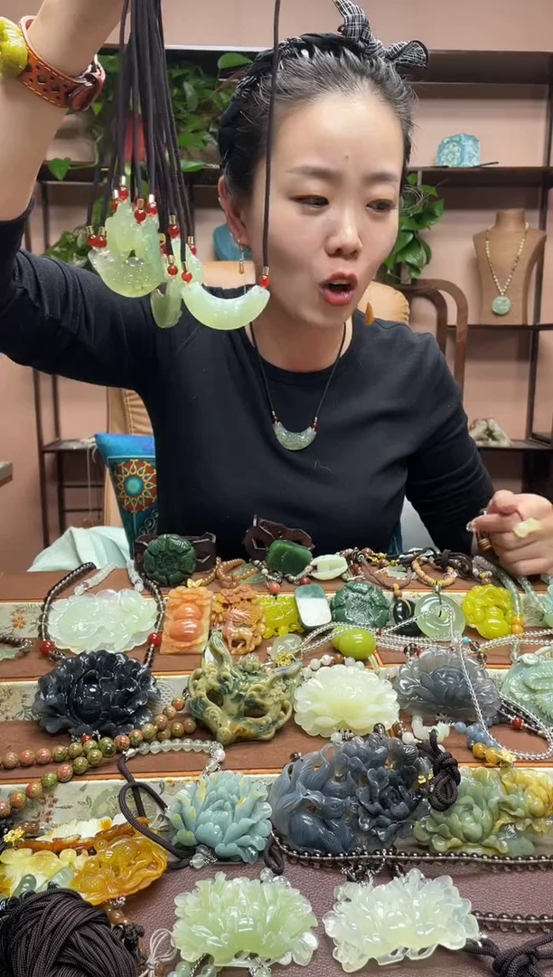未镶嵌岫玉颈饰多样性发货发其中之一