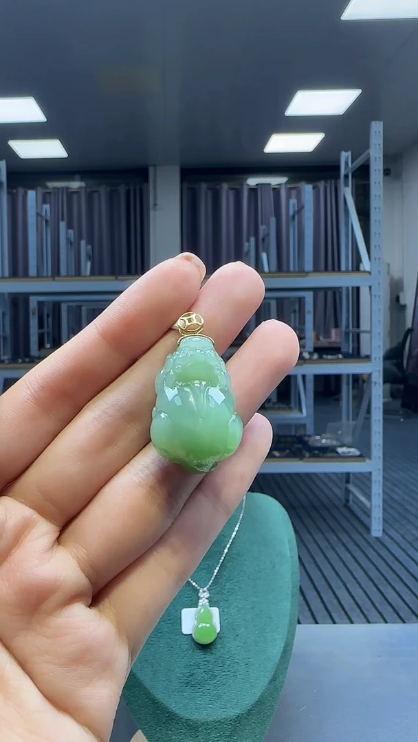 18K金镶嵌和田玉挂件1