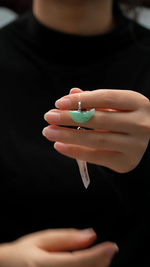 颈饰18K金镶嵌翡翠海豚