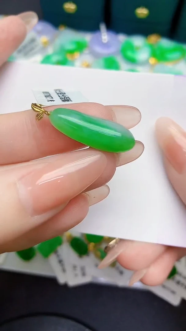 颈饰18K金镶嵌翡翠缅甸天然翡翠A货