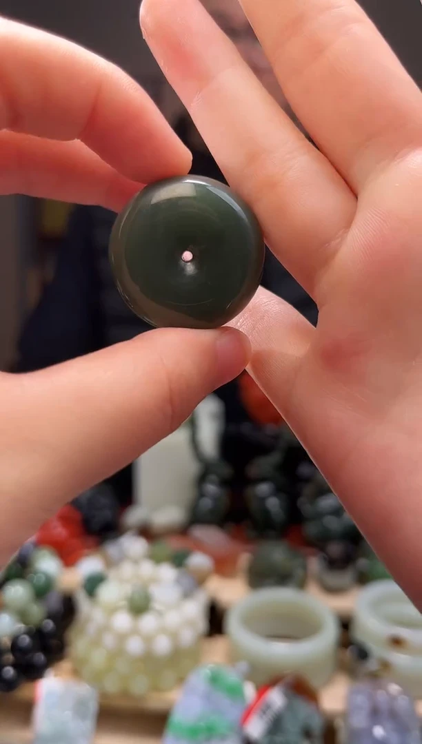 颈饰未镶嵌和田玉吊坠