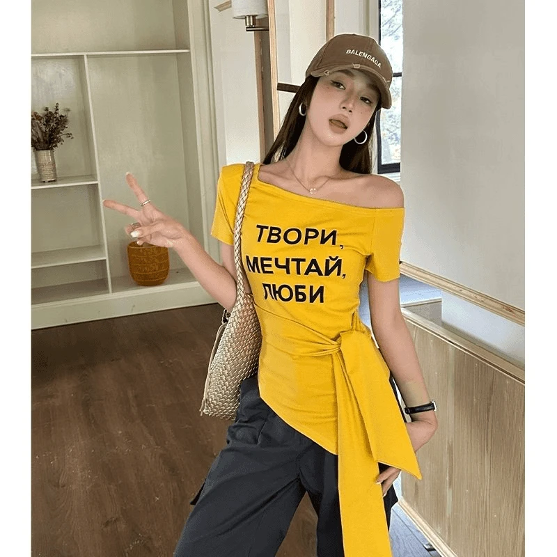 不规则斜肩黄色短袖T恤女夏季美式辣妹一字肩绑带露肩上衣多巴胺