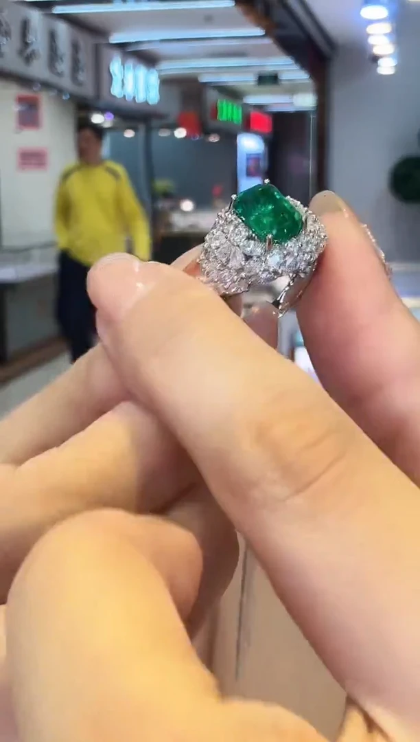 18K金镶嵌戒指祖母绿吉尔德大证 3.02ct