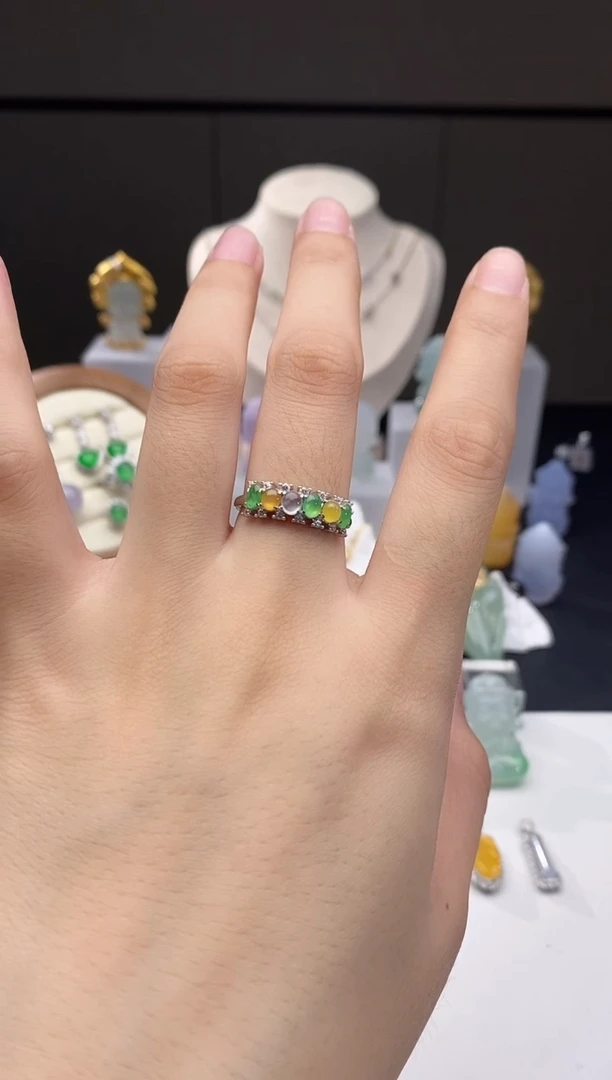 翡翠未镶嵌颈饰戒指