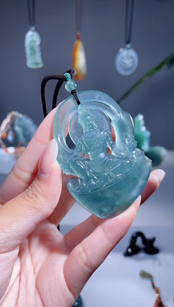 翡翠未镶嵌颈饰观音