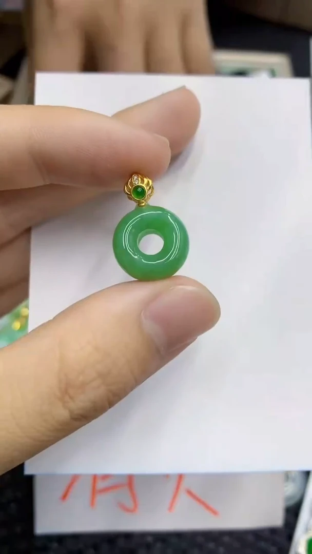 翡翠未镶嵌颈饰             1