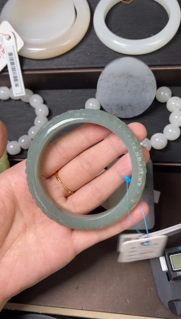 未镶嵌手镯和田玉吐拉牧场 62+圈 9009251有内裂