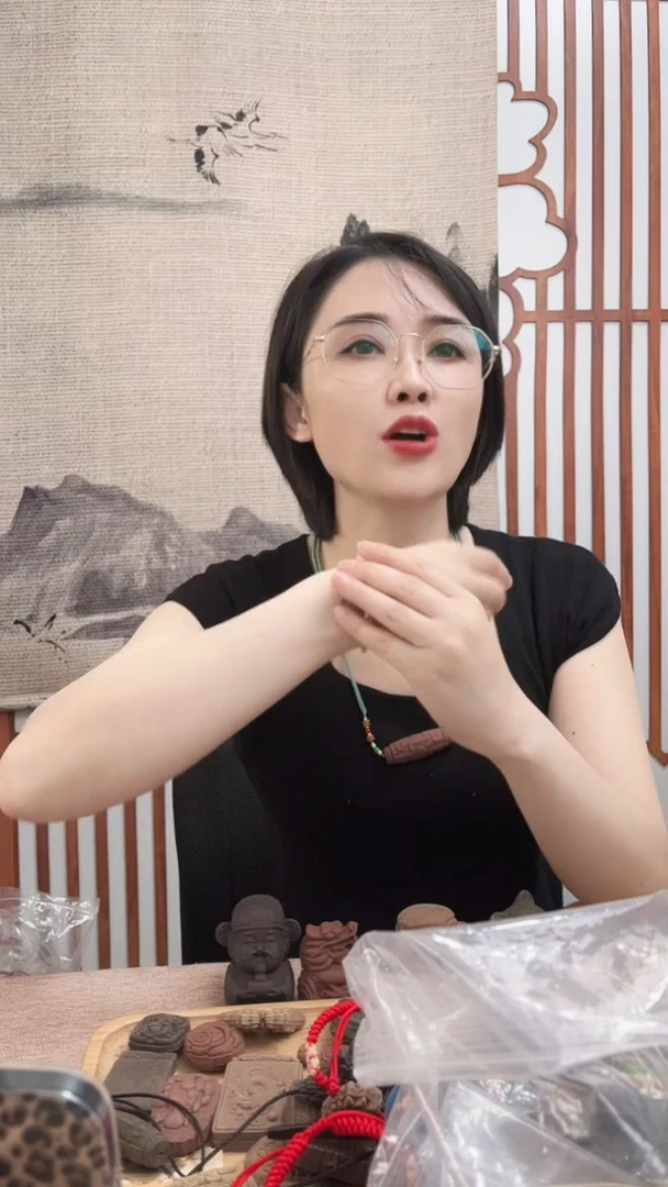 泥塑雪中春信莲花手牌
