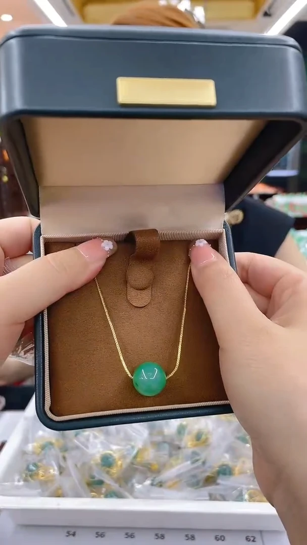 石英质玉（非洲翠）未镶嵌颈饰天然冰飘花（多样性发其一）