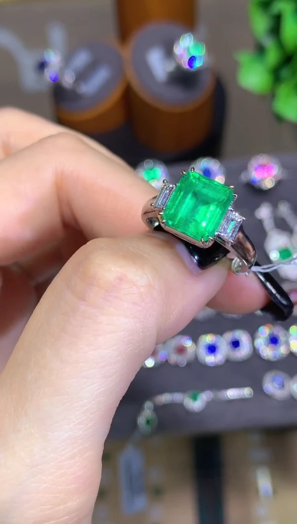 18K金镶嵌戒指祖母绿3.35CT