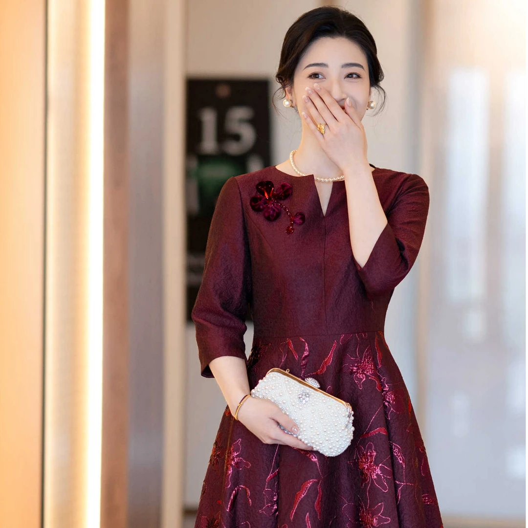 妈妈婚宴礼服酒红提花长款中袖收腰喜婆婆高贵婚礼连衣裙复古宴会