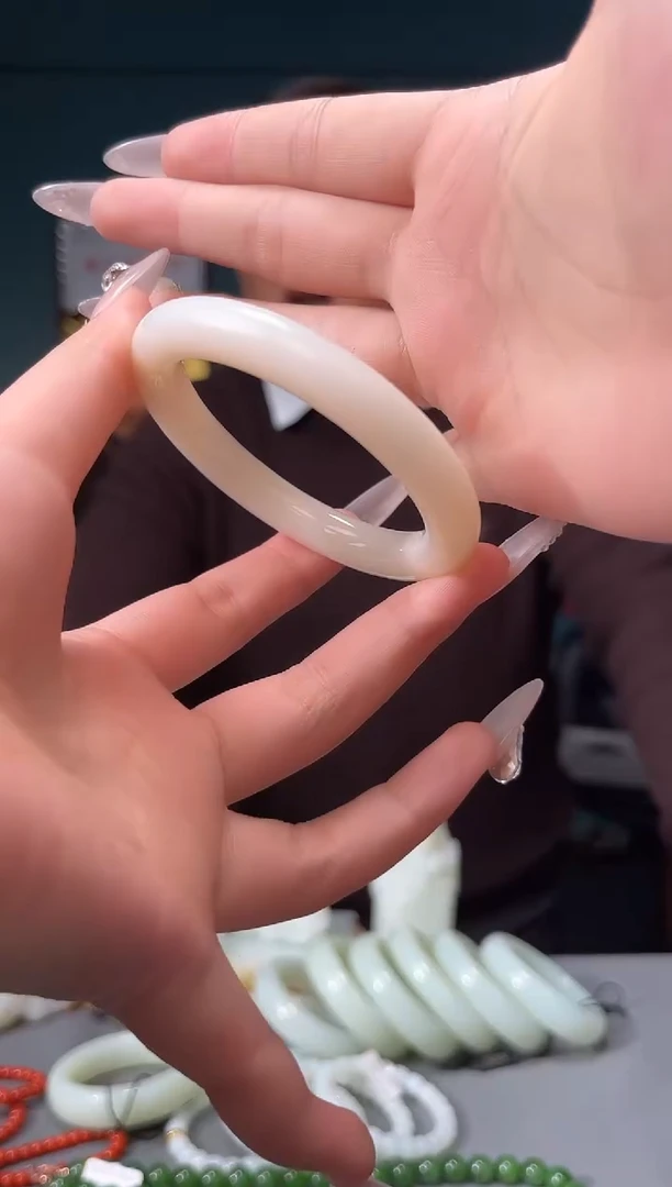 【闪购商品】和田玉颈饰未镶嵌圈口