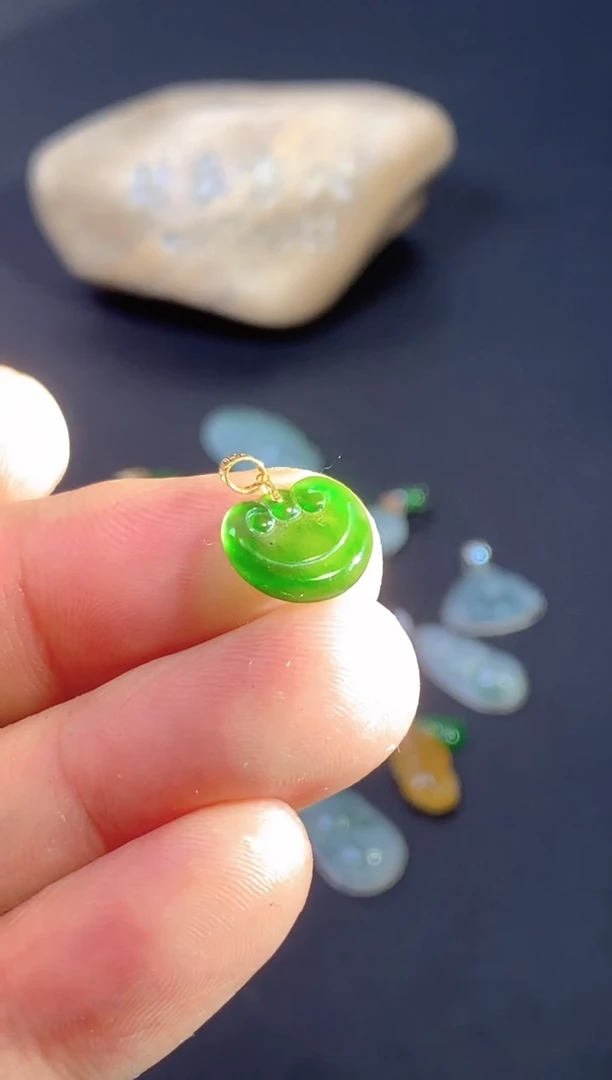 颈饰18K金镶嵌翡翠