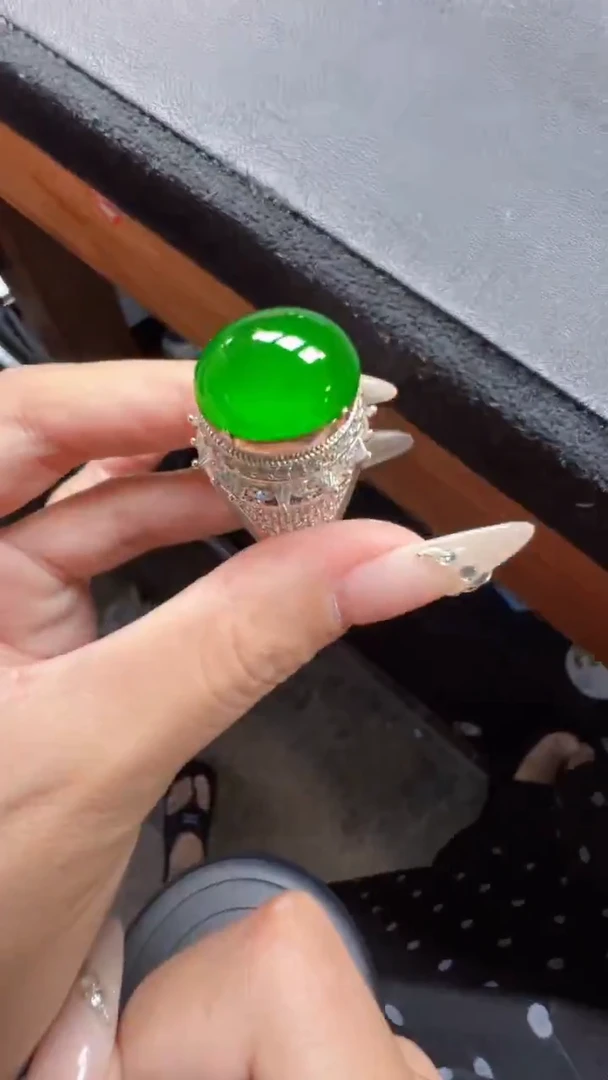 未镶嵌定制翡翠翡翠A货有轻微色差属于正常现象，蛋面多样性发货1