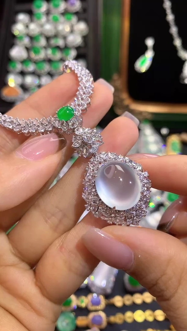 颈饰18K金镶嵌翡翠翡翠