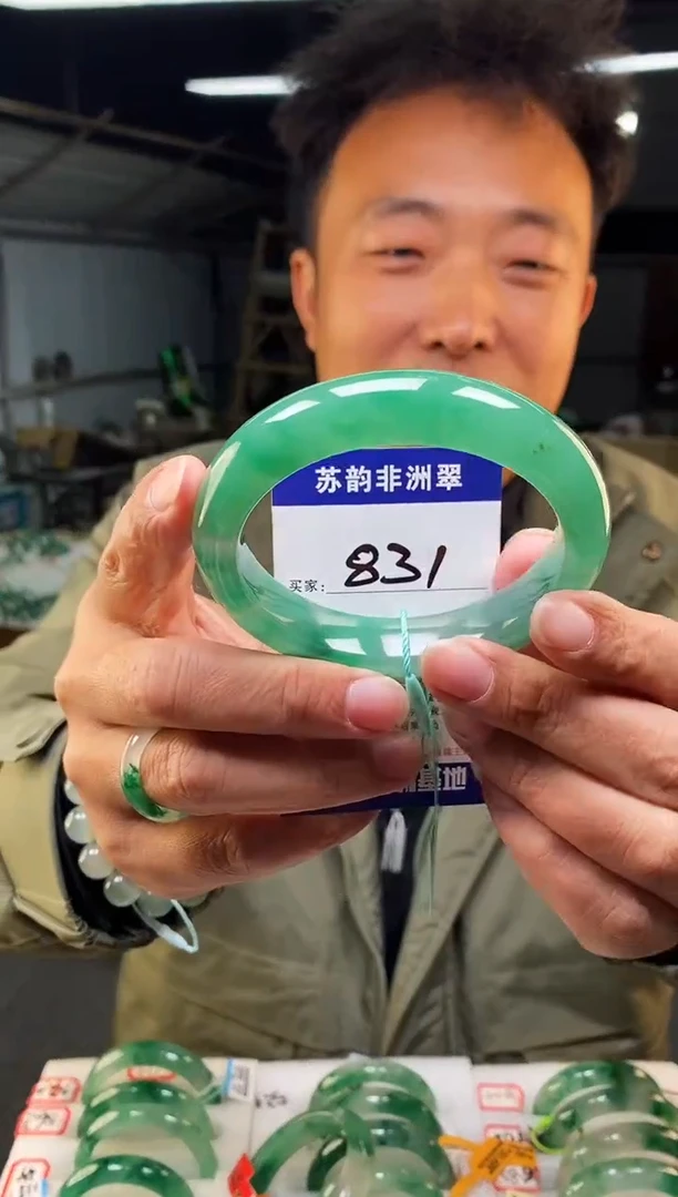 未镶嵌手镯石英质玉（非洲翠）63