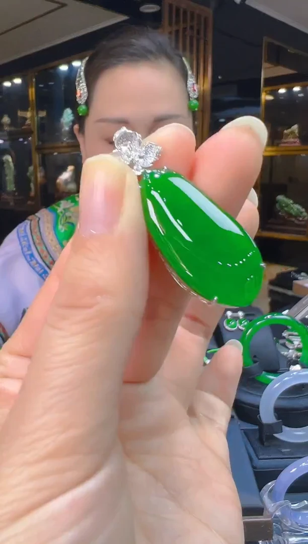 吊坠(赠链)18K金镶嵌翡翠040