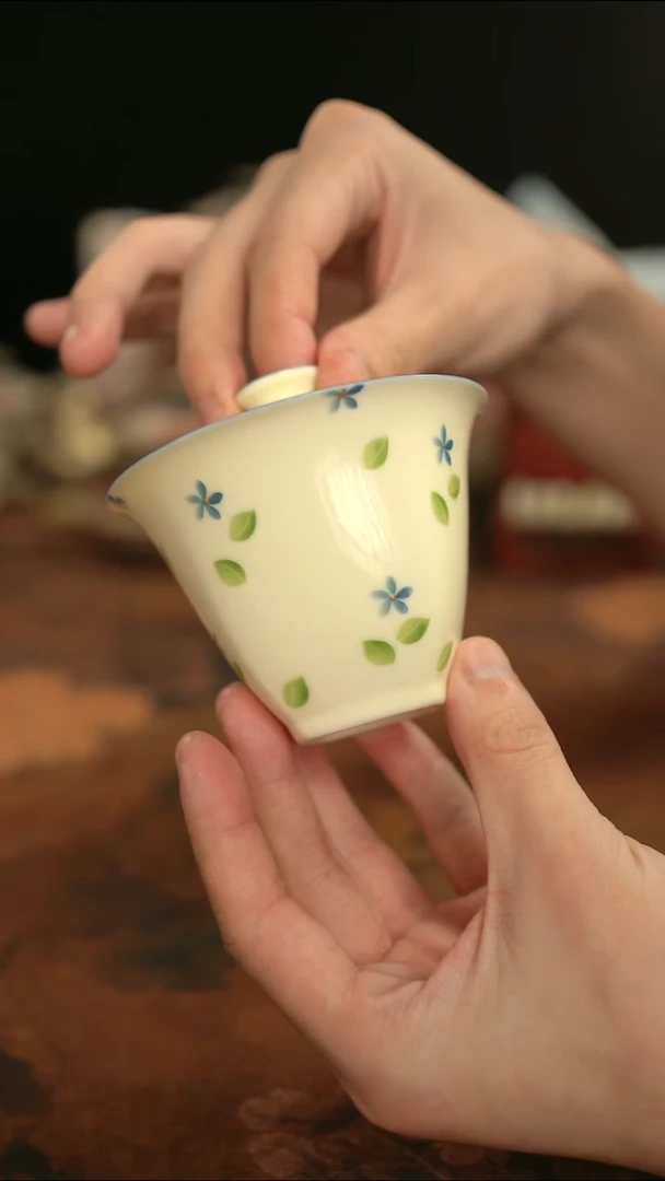 摩吉陶陶闪拍链接 手绘蛋黄二才盖碗