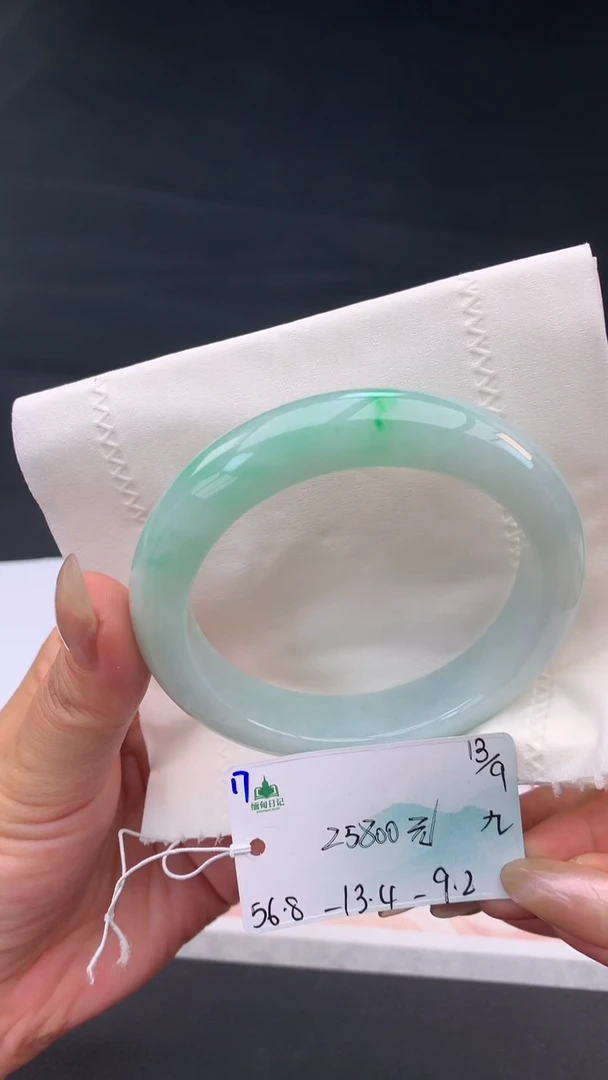 未镶嵌手镯翡翠自带#送人#，联系客服核对地址~