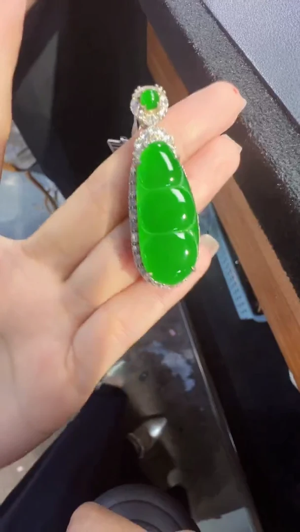 定制翡翠未镶嵌翡翠A货有轻微色差属于正常现象，豆子1