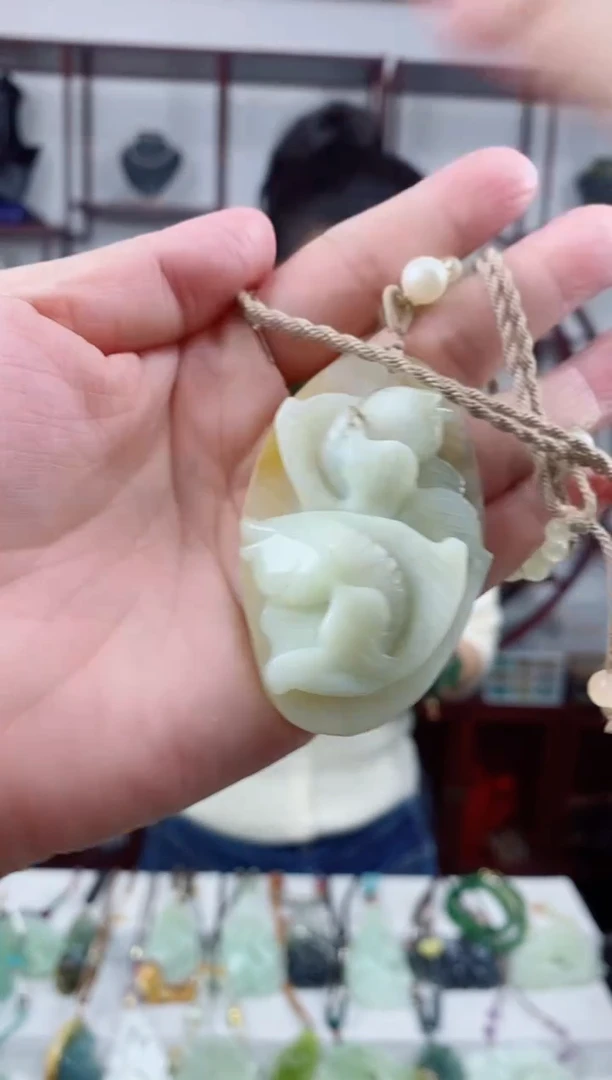 未镶嵌岫玉颈饰1