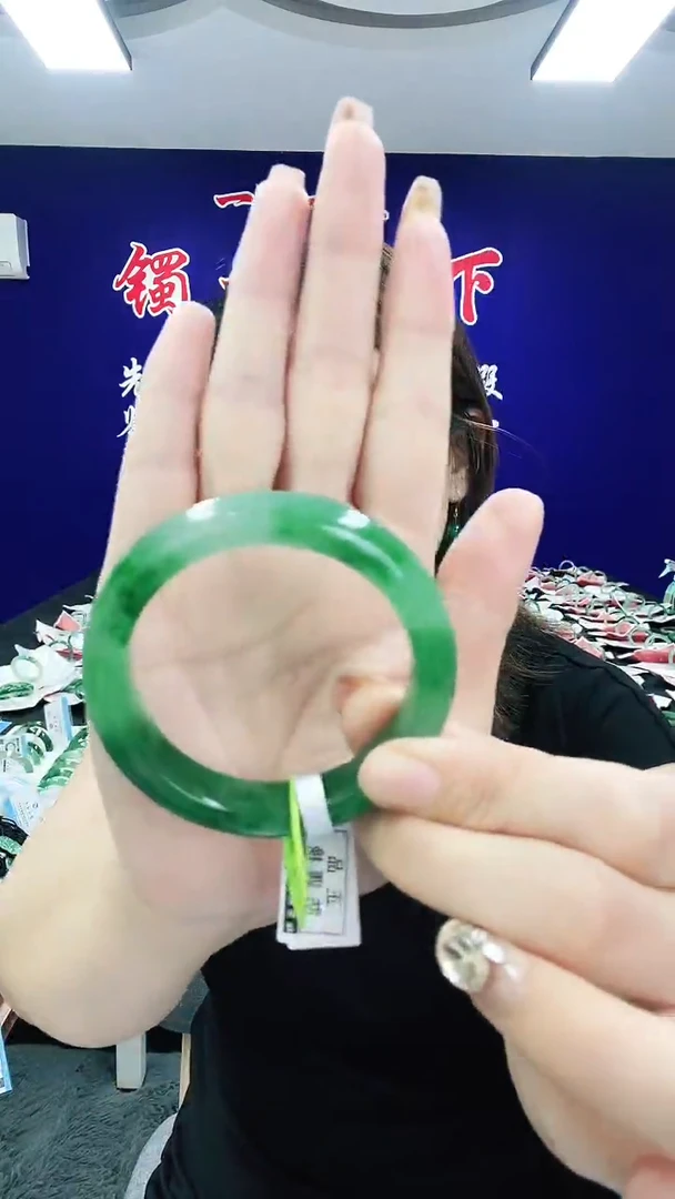 石英质玉（非洲翠）手镯未镶嵌1