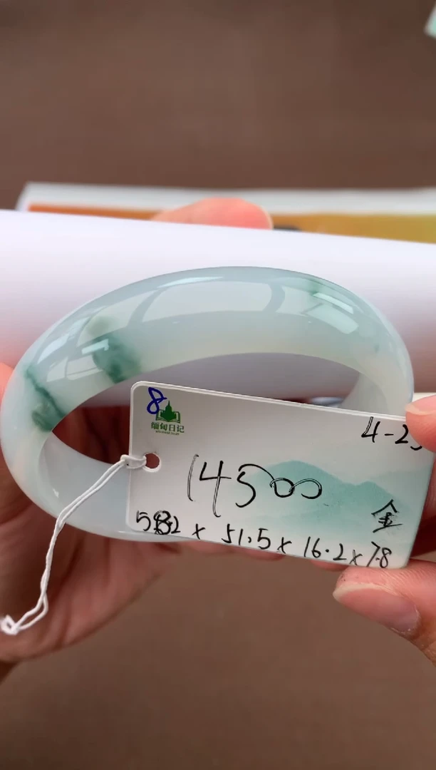 翡翠手镯未镶嵌自带#送礼#，下单联系客服核对地址~