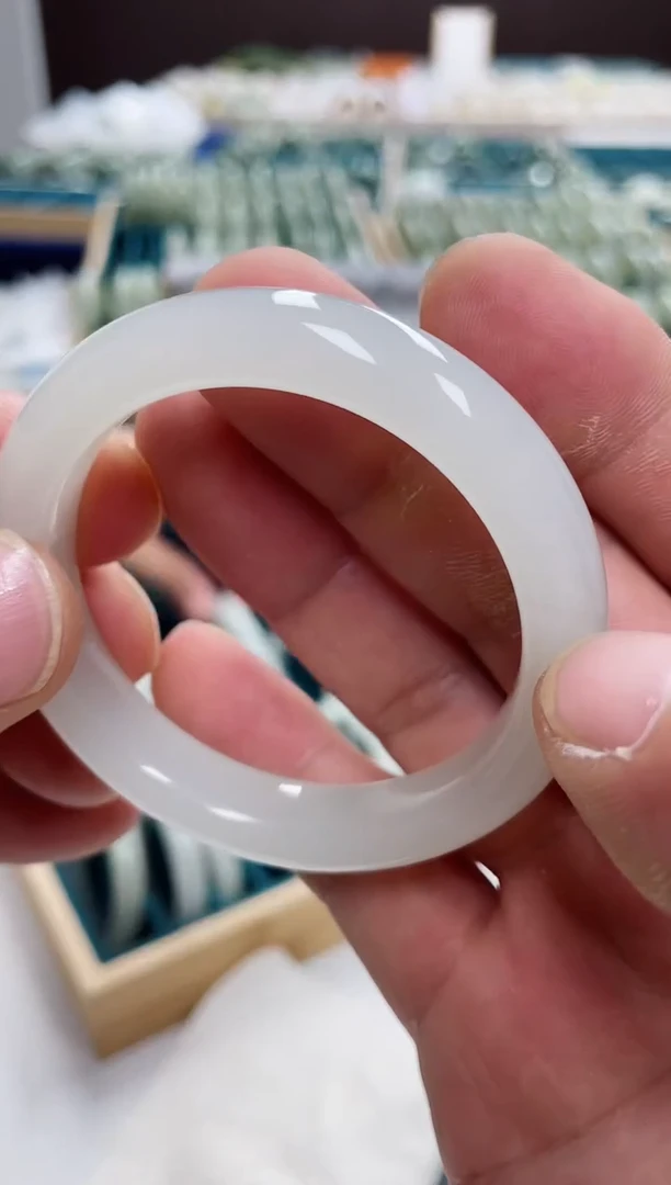 和田玉手镯未镶嵌?****?和田玉手镯