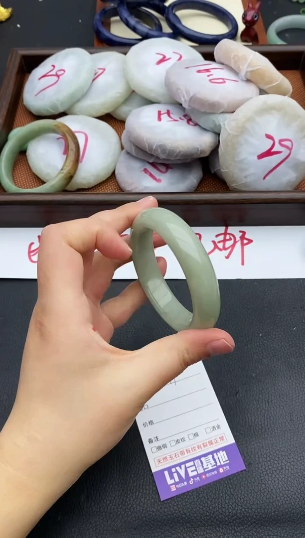 未镶嵌手镯石英质玉79+54.4