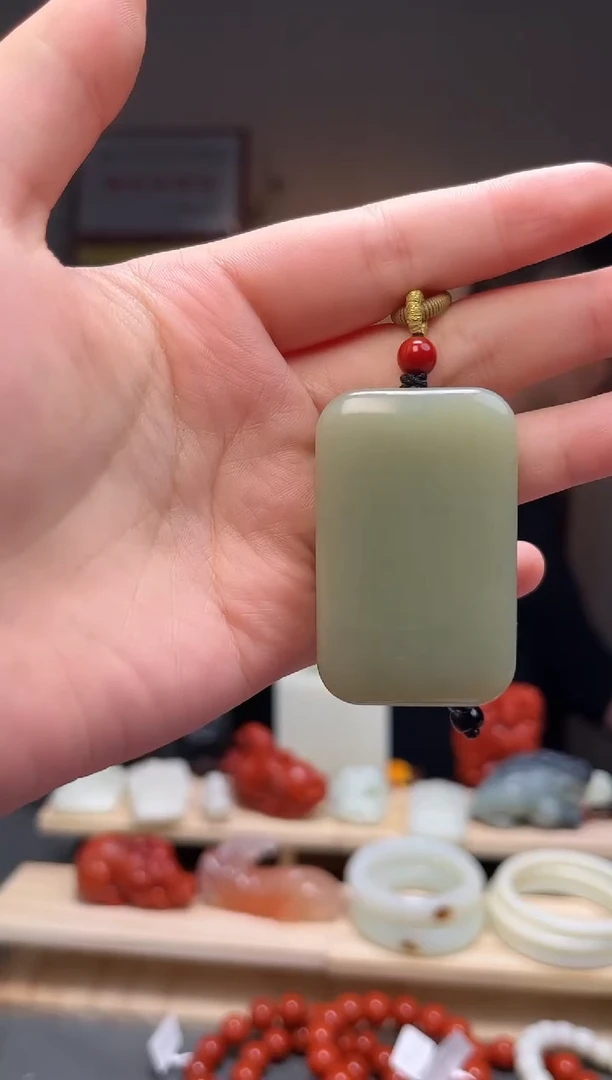 颈饰未镶嵌和田玉吊坠