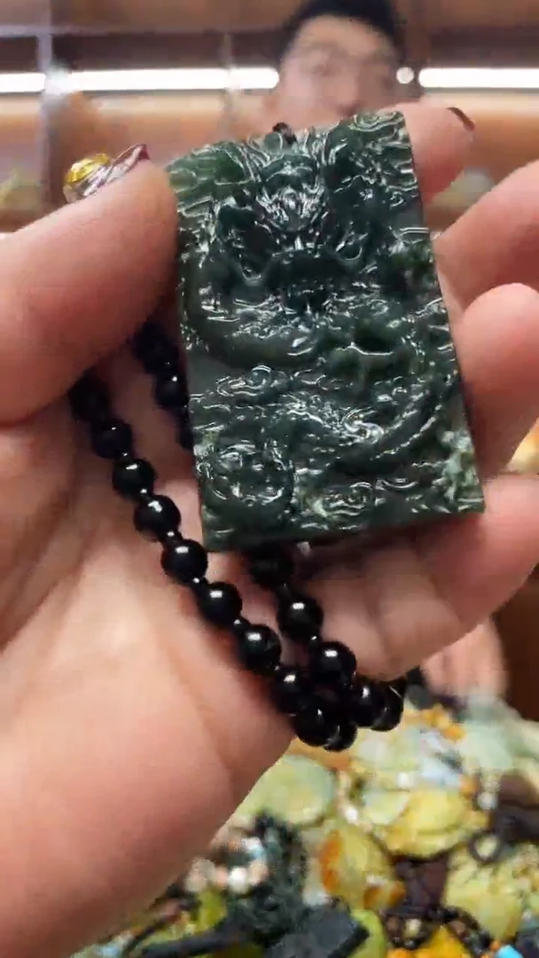 未镶嵌蛇纹石玉吊坠