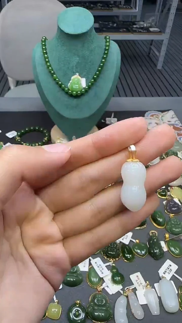 18K金镶嵌和田玉挂件1