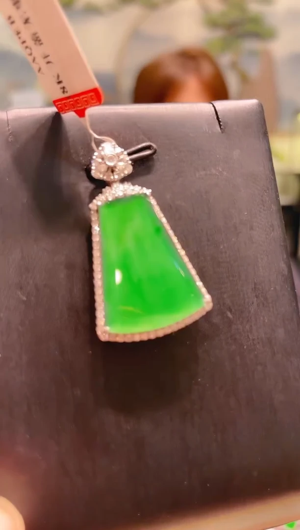 翡翠18K金镶嵌颈饰翡翠A32