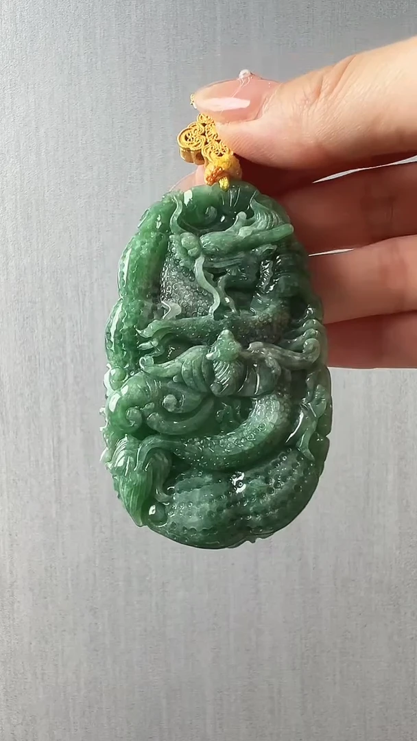 翡翠未镶嵌颈饰龙