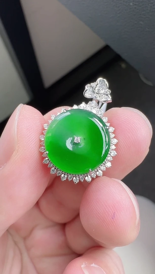 颈饰18K金镶嵌翡翠寄售回流，不退不换