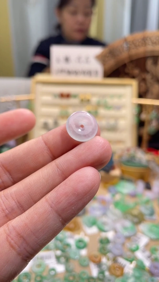 颈饰未镶嵌翡翠平安扣