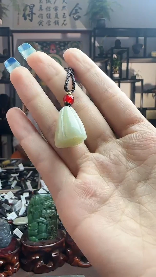 颈饰未镶嵌和田玉吊坠