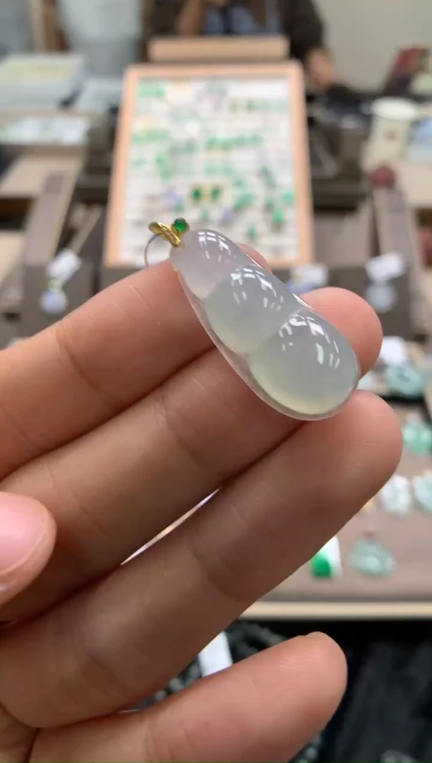 颈饰18K金镶嵌翡翠福豆