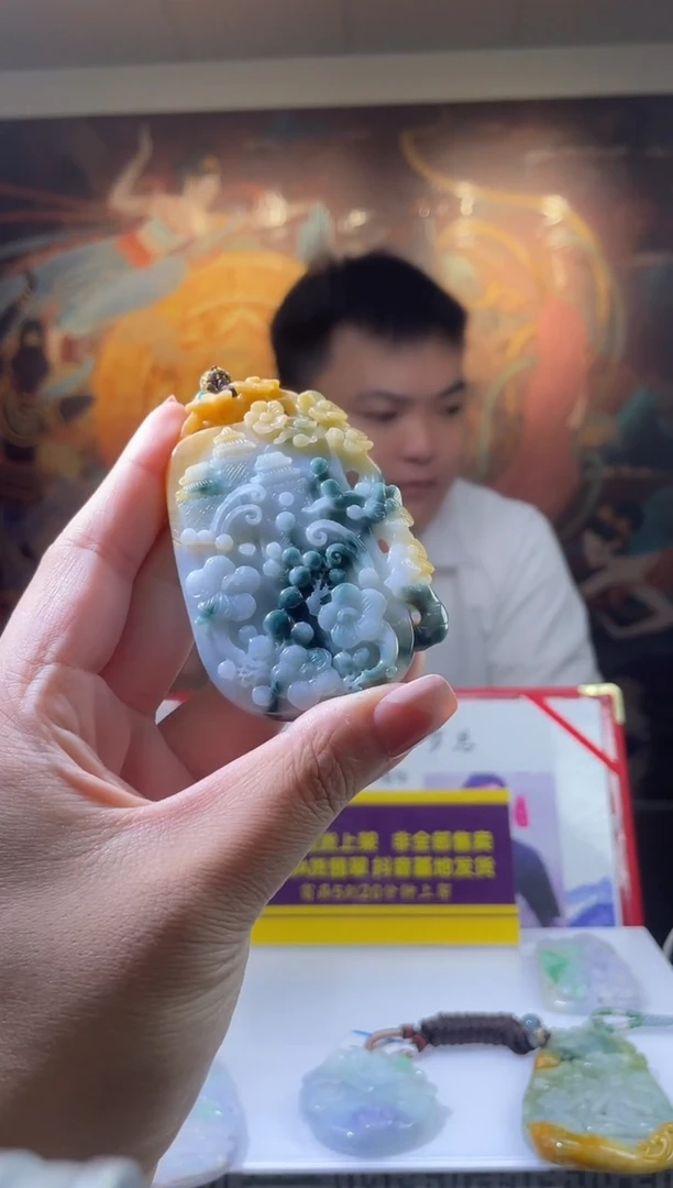 翡翠未镶嵌颈饰多样性发其一